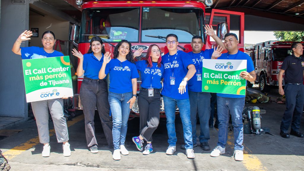 Firefighters and part of the Seguros Confie team at the Fire Station