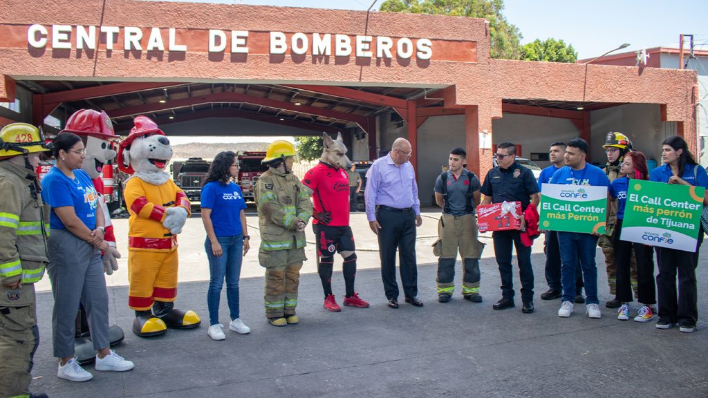 Seguros Confie team spending time with the fire department