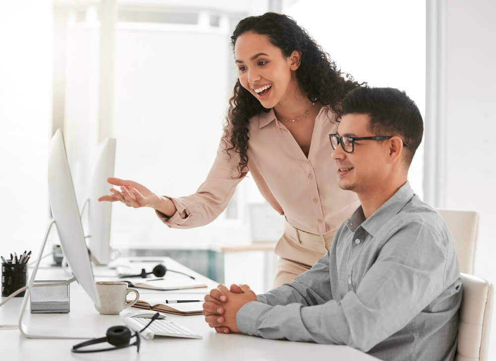 Manager mentoring a call center employee