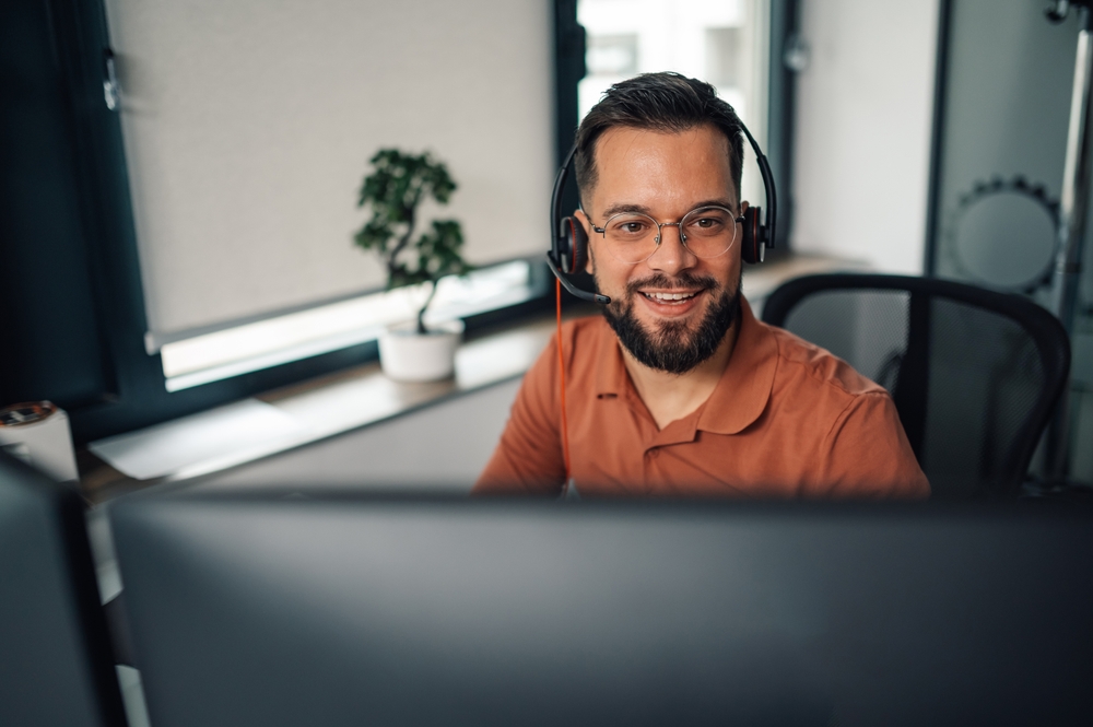 Call center agent responding to customer concerns, showcasing handling feedback professionally and maintaining positive relationships.