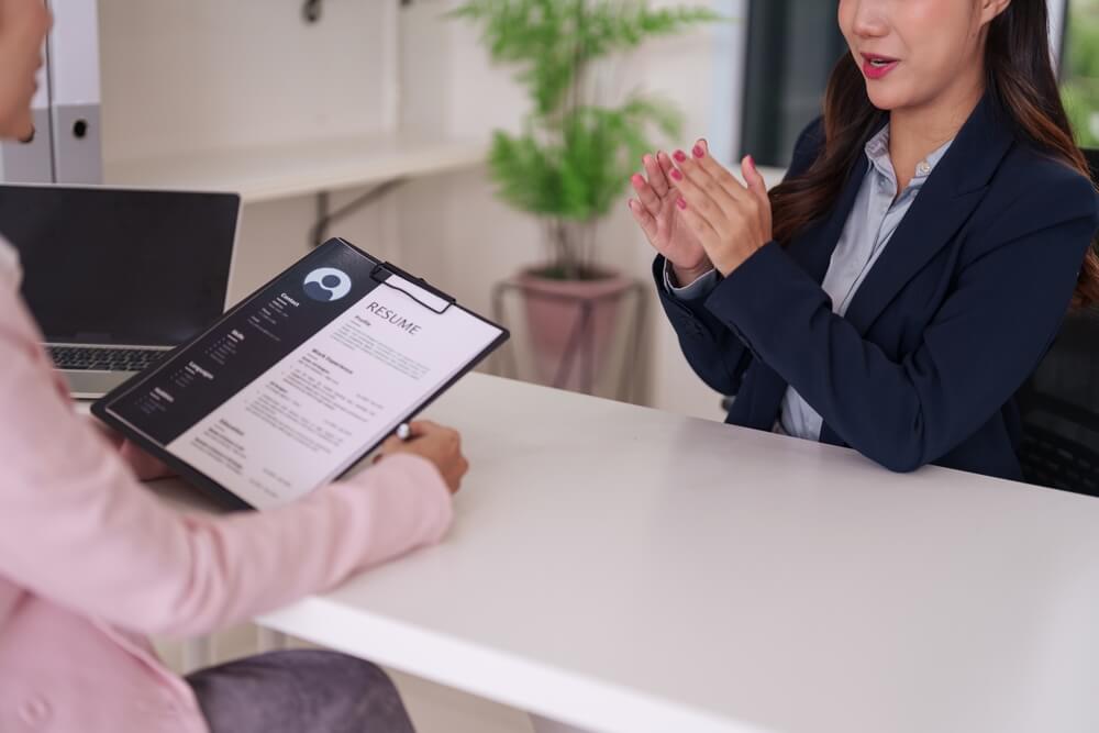 Applicant wearing professional business attire during an in-person interview, demonstrating the recommended dress code for a call center interview.