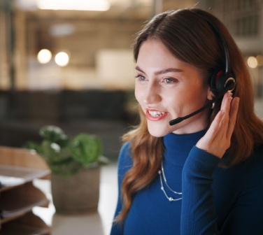 Customer service representative assisting a client by headset, highlighting responsive customer feedback and support-1