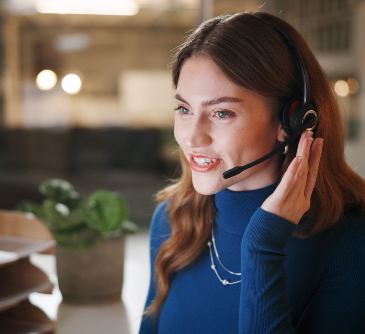Customer service representative assisting a client by headset, highlighting responsive customer feedback and support-1