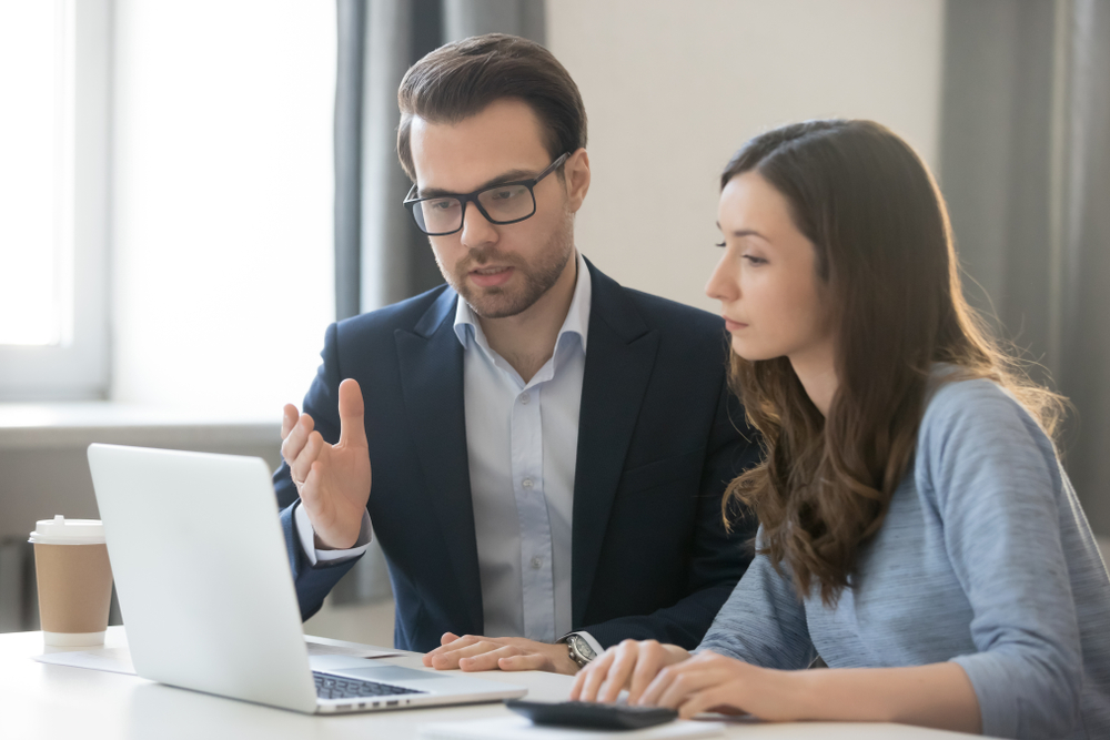Profesionales conversando sobre habilidades necesarias para crecer y ser gerente