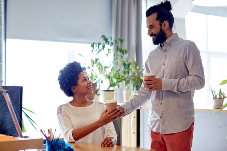 Profesionales conversando durante una actividad relacionada con el manejo del estrés laboral