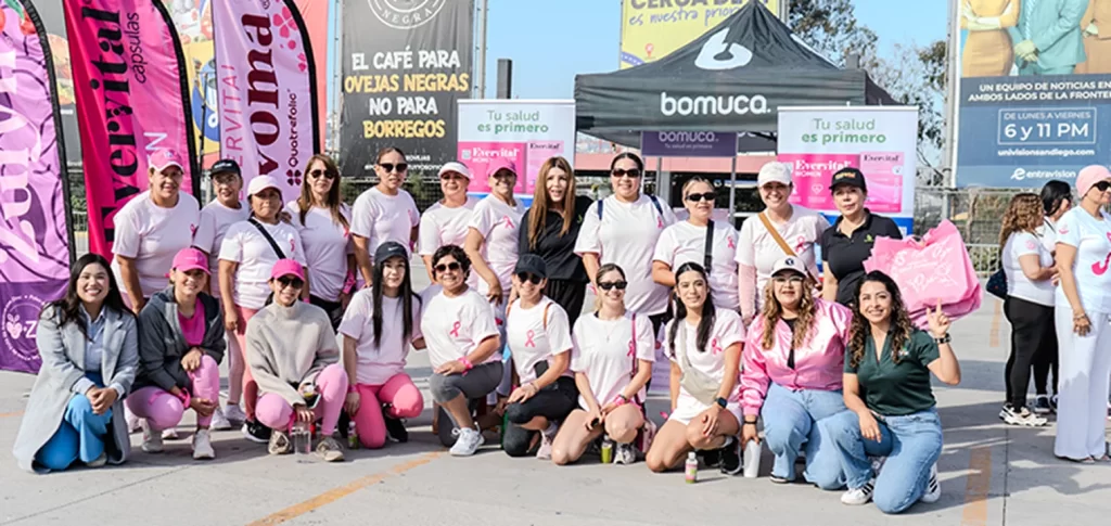 Equipo de Confie participando en evento de concientización sobre el cáncer de mama
