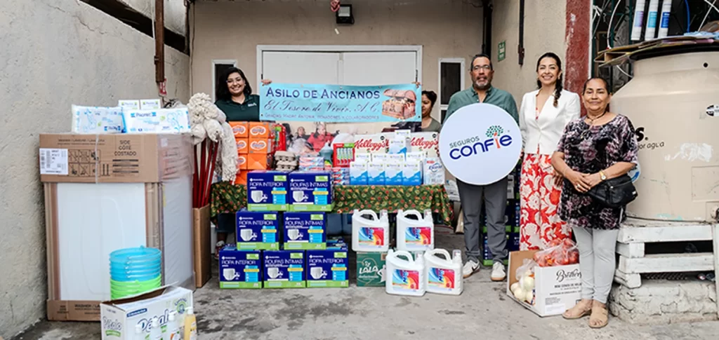 Equipo de Confie entregando donaciones al asilo El Tesoro de Vivir en Tijuana
