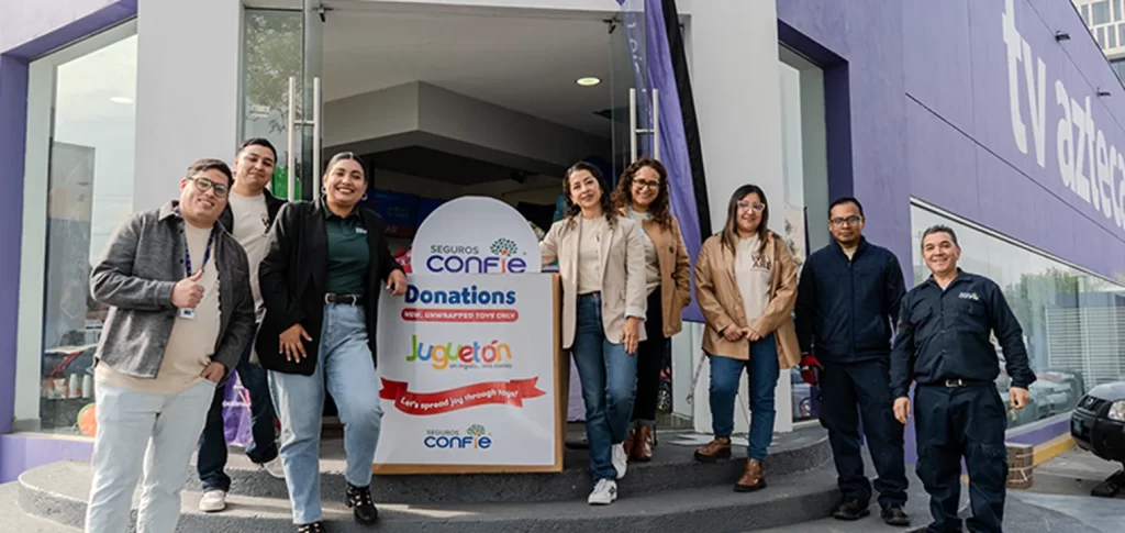 Equipo de Confie durante la entrega de juguetes de la campaña Juguetón