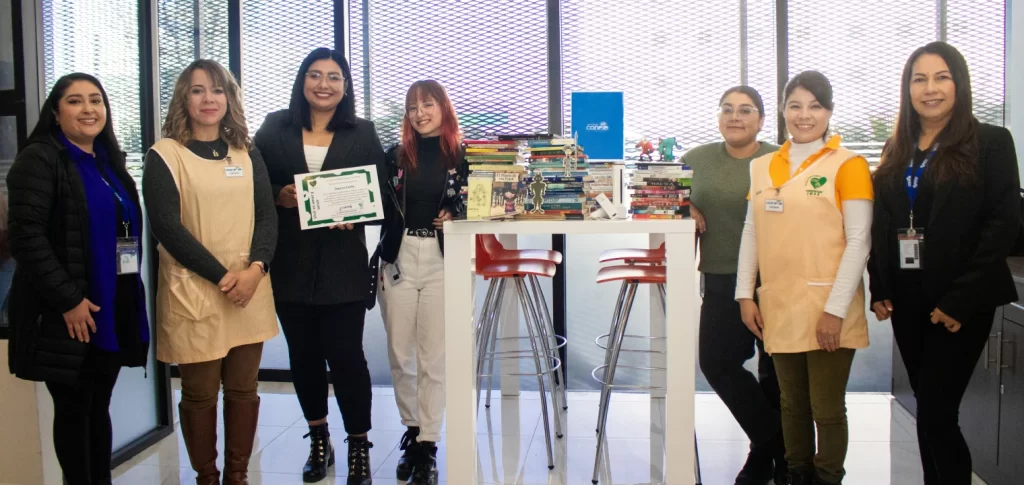 Equipo de Confie entregando libros y materiales a representantes del IMSS