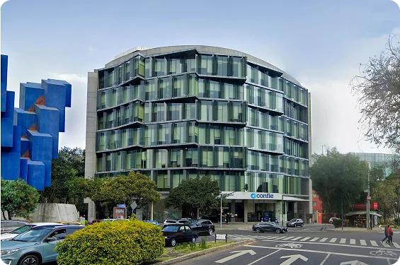 Un edificio moderno con un letrero de Confie a nivel de calle, identificado como oficina CDMX.