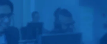 Asesora de Confie atendiendo una llamada con audífonos