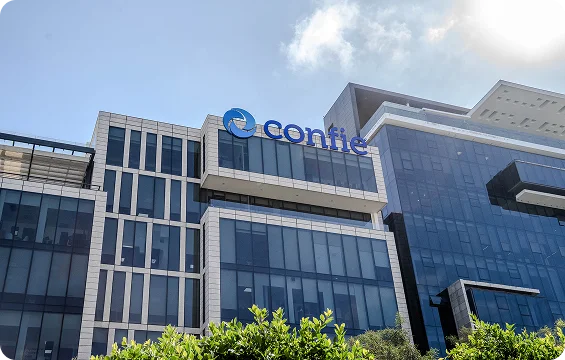 Un edificio moderno con el logotipo de Confie en el exterior, identificado como oficina de Tijuana.