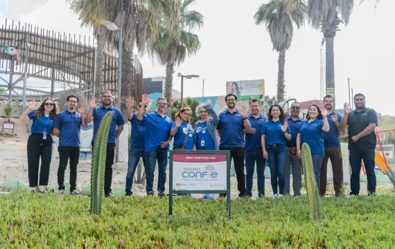 Confie Seguros team members at an outdoor event
