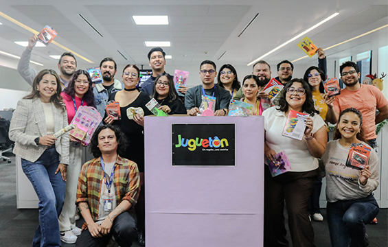 Confie employees delivered the toys during the Juguetón 2026 TV Azteca campaign.