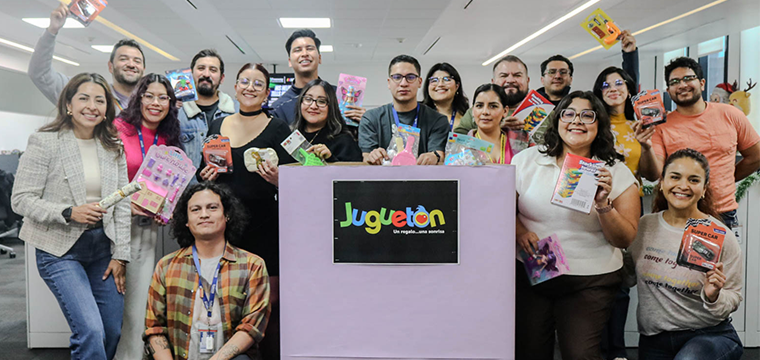 Confie employees delivered the toys during the Juguetón 2026 TV Azteca campaign.