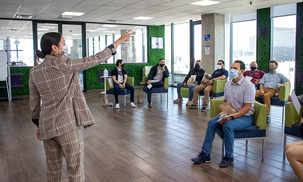 Young lady speaking in an event of Seguros Confie.